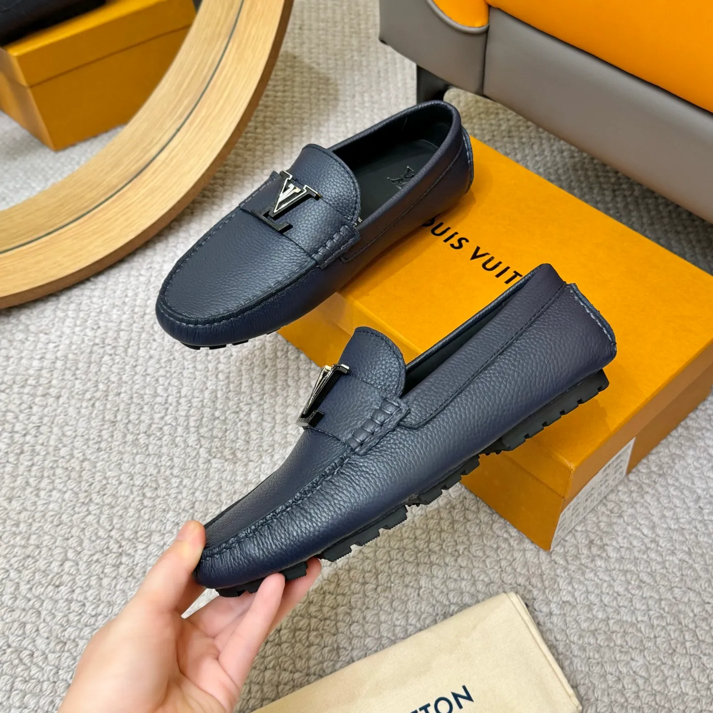 Men's men's shoes 💰420 (Yangli) LV 2⃣️0⃣️2⃣️5️⃣Spring and summer counter GLORIA series models ✈️Original factory special leather production, original last type. A classic driving slip-on casual shoe that shows an elegant style with exquisite craftsmanship details such as Monogram embossing all over the upper🌀Italian imported calfskin fabric Sheepskin foot pads➕Inside～Private mold replica sole Unique style Comfortable driving slip-on Size: 4-12 (38-46) Comes with [Counter packaging: original box, wrapping paper, card, instruction manual, shoehorn, cloth bag] No pressure to enter and leave the counter!